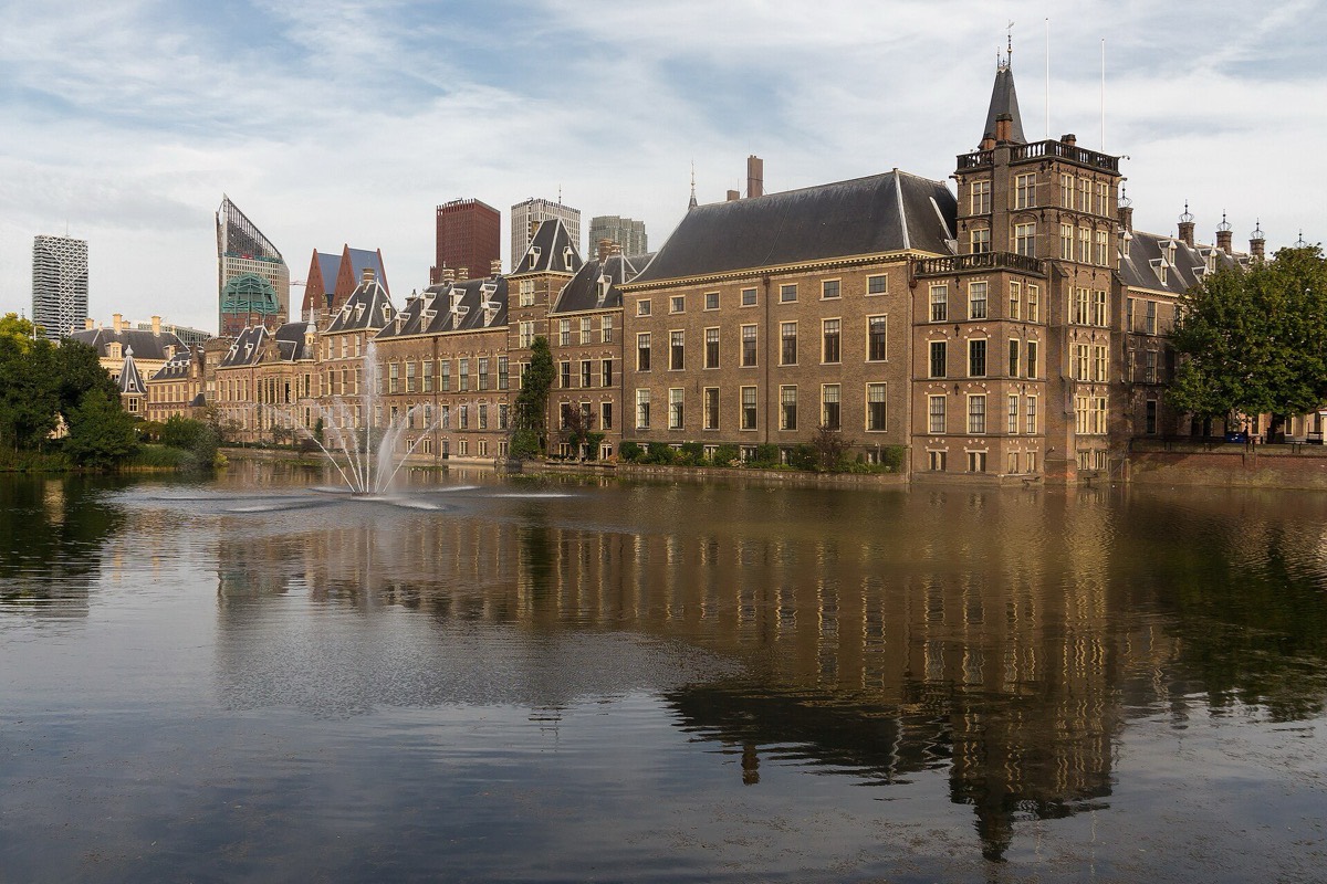 Der Binnenhof in Den Haag über dem Hofvijver