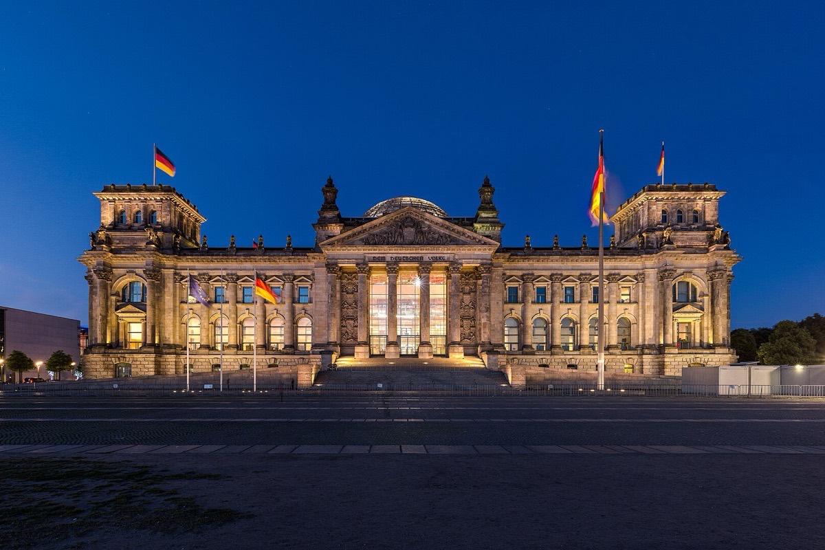 Der Reichstag in Berlin zur blauen Stunde